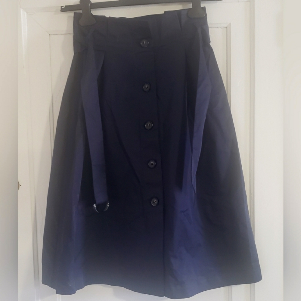 MM Midi length skirt.